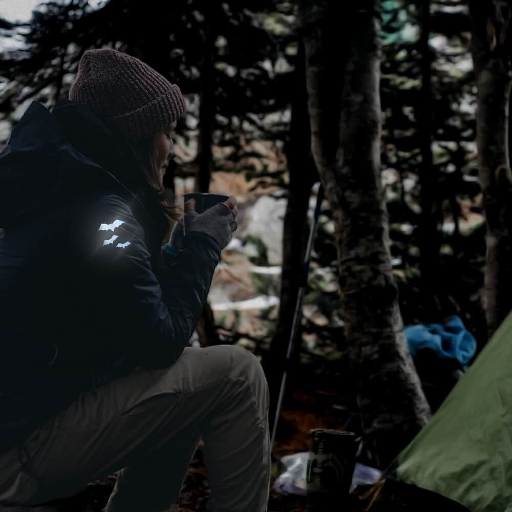 Outdoorjacke beim Campen – reflektierende Fledermäuse sorgen für Sichtbarkeit