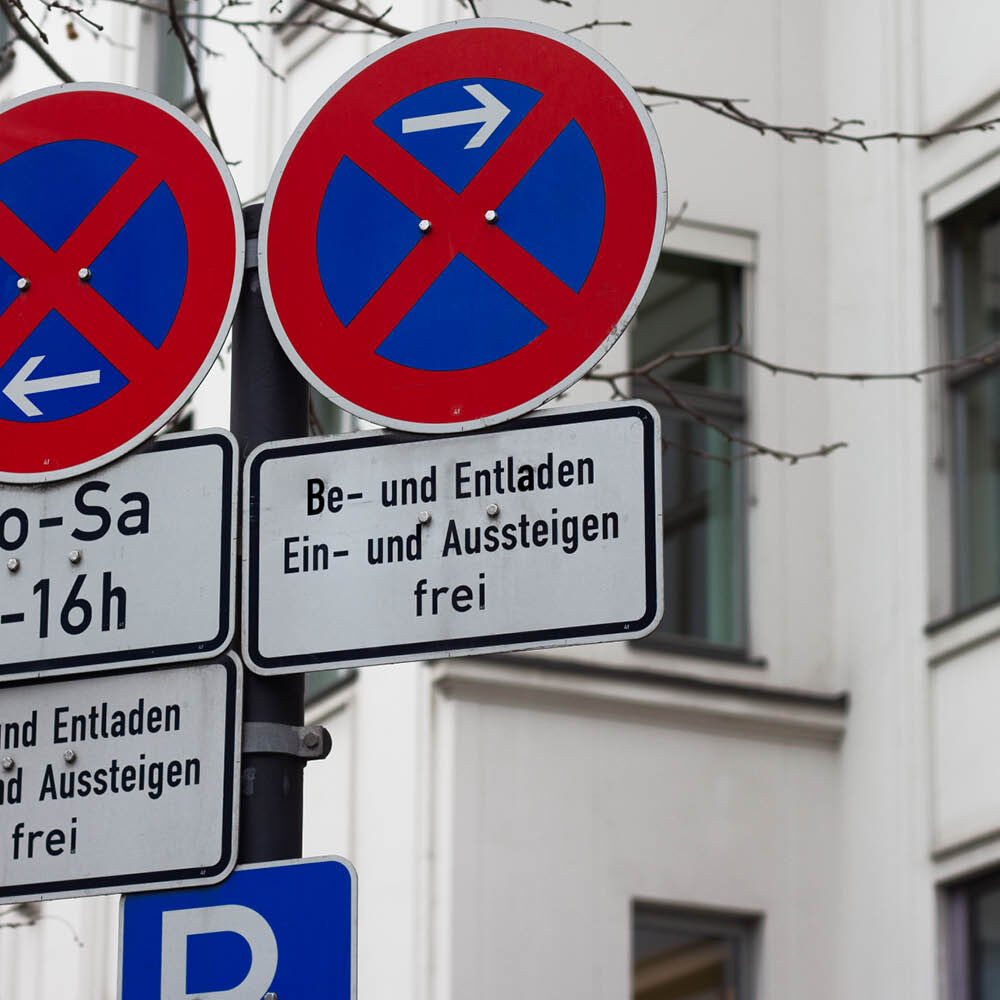 Haltverbotsschild am Mast mit Zusatz: „Be- und Entladen / Ein- und Aussteigen frei“