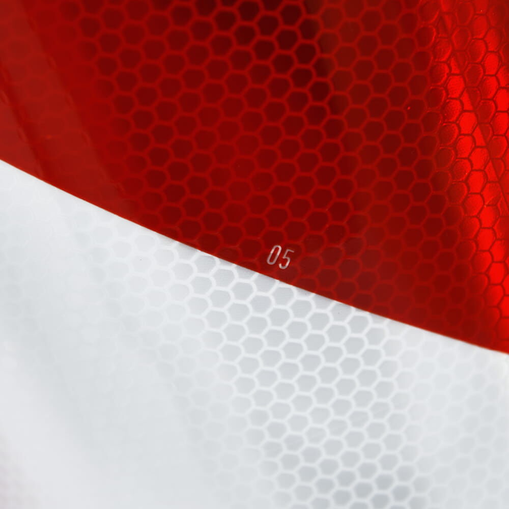 Detail: hexagonale Reflexstruktur der ORALITE 5931 Bakenfolie rot-weiß