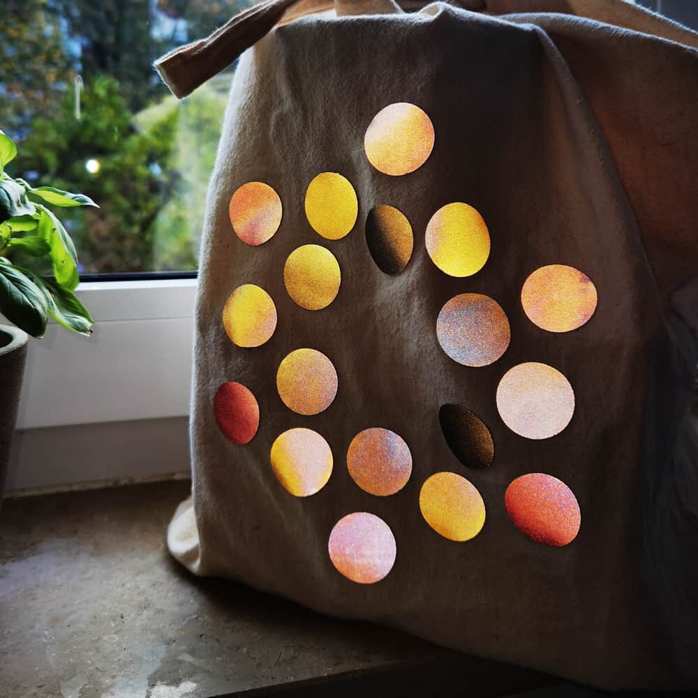 Stofftasche mit dekorativen, im Licht reflektierenden Metallic-Punkte-Stickern