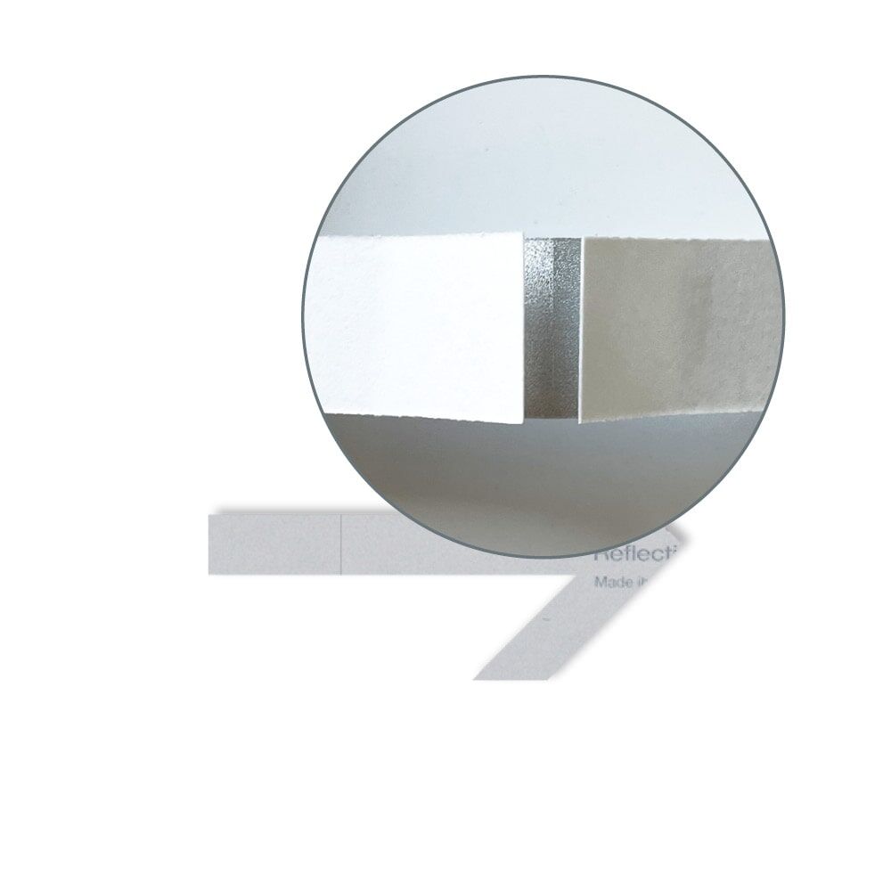 Detail: Materialaufbau der Reflexfolie, Klebekante im Lupenausschnitt