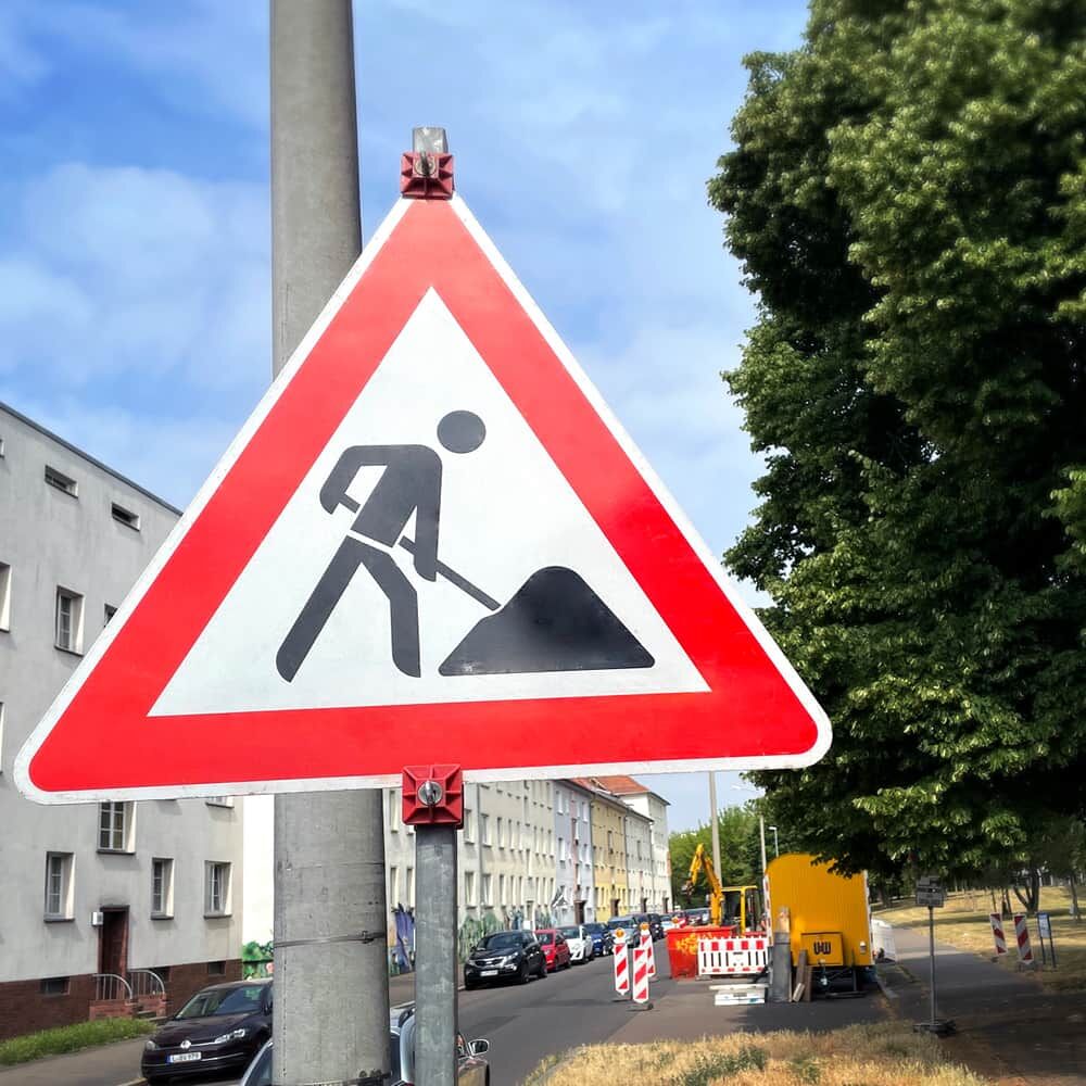 Verkehrszeichen VZ 123 Baustelle im Straßenraum montiert