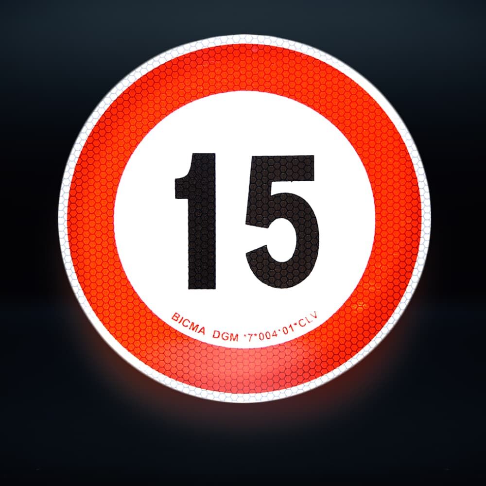 Reflektierendes 15-km/h-Schild bei Dunkelheit fotografiert, gute Sichtbarkeit