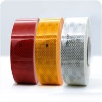 Drei Rollen 3M 983 Konturmarkierung in den Farben Gelb, Rot und Weiss nebeneinander angeordnet.