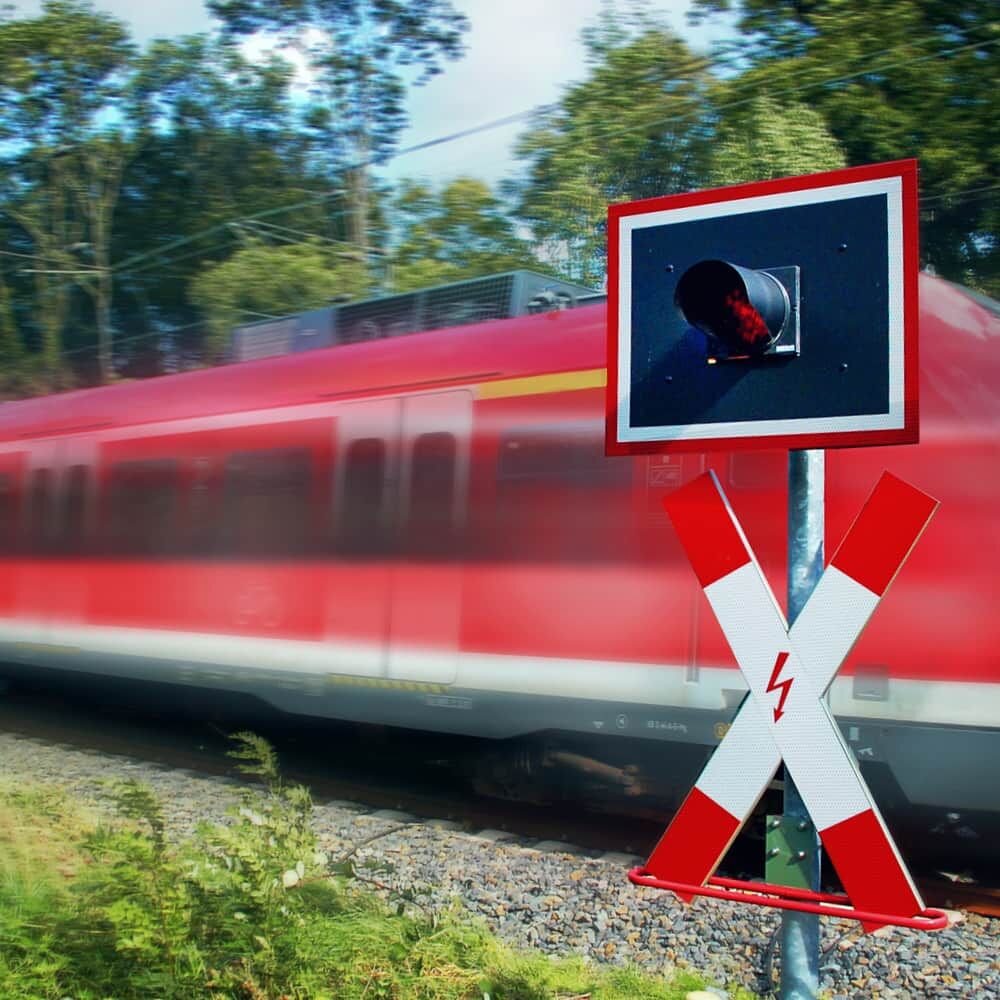 Reflexband betont Andreaskreuz am Bahnübergang für hohe Tag-/Nachtsichtbarkeit