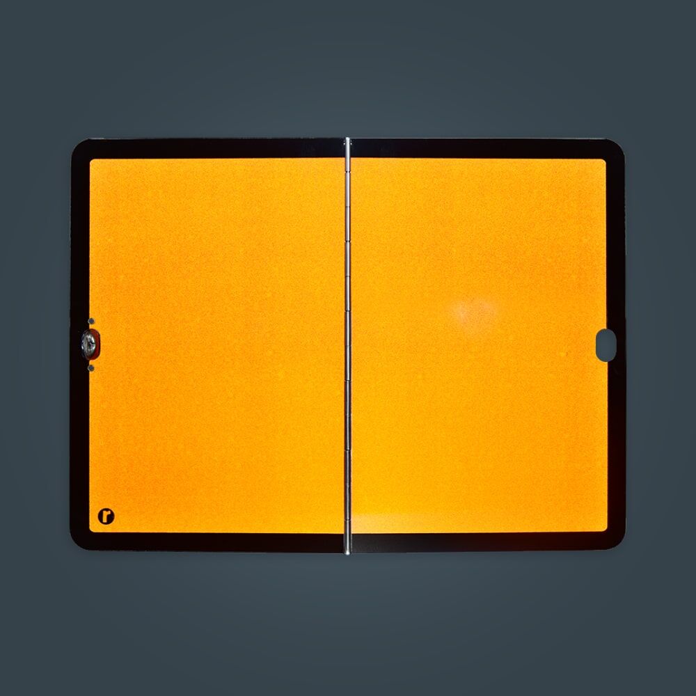 ADR-Tafel ohne Kantenschutz reflektiert bei Dunkelheit