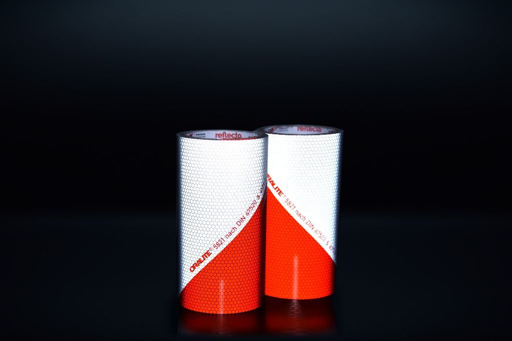 Nachtbild: kleine Rollen, 4 m × 175 mm, weiße Flächen leuchten